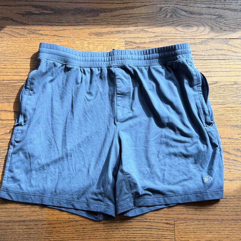 B17 ALO Yoga Men's Medium Deep Blue Athletic Shorts